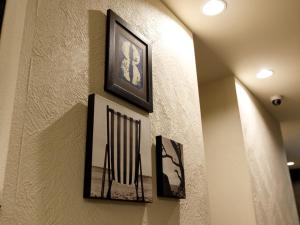 福冈里格纳福雷斯塔酒店的挂在墙上的一组图片