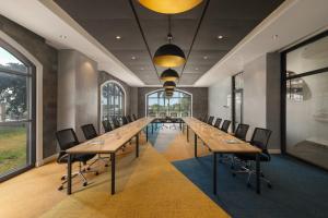 顺安HIIVE by Fusion Binh Duong的大型会议室,配有长桌子和椅子