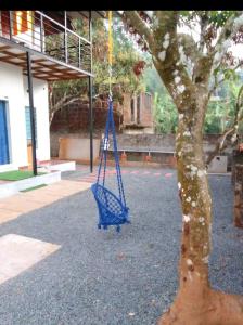 维特利Nostalgia Homestay的庭院里挂在树上的蓝色秋千