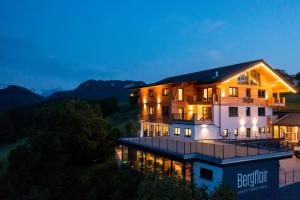 费斯恩Hotel Bergflair的灯光照亮的房屋照片