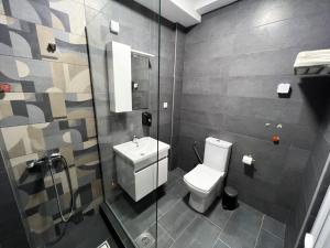 盖夫盖利亚Lumi Apartments的浴室配有卫生间、盥洗盆和淋浴。