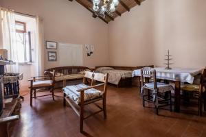 索拉诺La Tana della Volpe的客厅配有桌椅