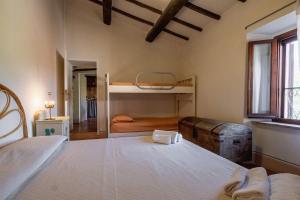 索拉诺La Tana della Volpe的一间卧室设有两张双层床和一扇窗户。