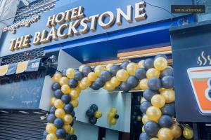 班加罗尔Hotel The Black Stone的一群气球在旅馆前面的黑石