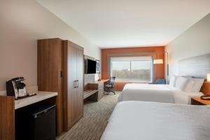 伯洛伊特Holiday Inn Express & Suites - Beloit, an IHG Hotel的酒店客房设有两张床和电视。