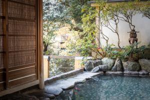 箱根Senkei Plaza的一座房子旁花园内的游泳池