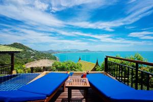 拉迈Sandalwood Luxury Villa Resort的别墅的甲板上享有海景。