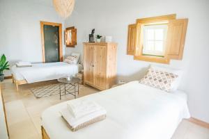辛特拉Dreamsea Surf Guest House的客厅配有两张床和一张桌子