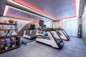 高平晋城高平高铁东站亚朵酒店的一间健身房,里面配有几台跑步机