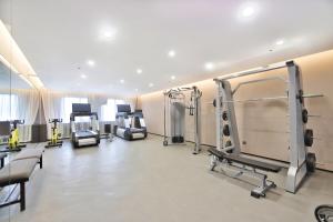 长春长春火车站亚朵X酒店的健身房设有数台跑步机和机器