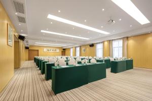 无锡无锡滨湖区体育中心亚朵X酒店的会议室设有绿色桌子和白色椅子
