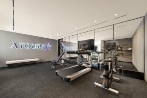 无锡无锡滨湖区体育中心亚朵X酒店的一间健身房,内设有氧运动器材