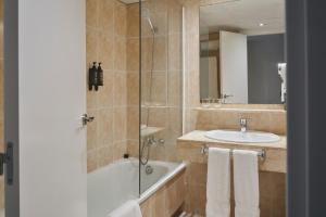 巴塞罗那阿里纳斯阿提拉姆酒店的带浴缸和盥洗盆的浴室