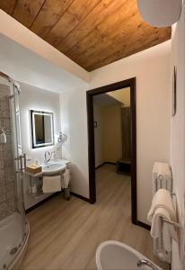 BrancaAgriturismo Akasha的一间带水槽和镜子的浴室