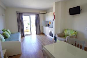 阿尔曼萨WOT Algarve的带沙发和桌子的客厅以及厨房。