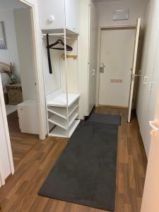 科特卡Apartment in Kotka的一间设有衣柜和黑地毯的房间