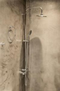 卡利斯托斯Ammos Luxury Suite的浴室内配有淋浴和头顶淋浴