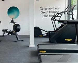 马尔默UNITY Malmö的健身房设有跑步机和两辆健身自行车