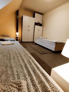克拉科夫Centro Unita的一间卧室,配有两张床