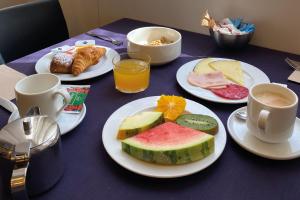 巴塞罗那奧尼克斯里塞欧酒店的餐桌,盘子上放着食物和咖啡