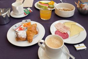 巴塞罗那奧尼克斯里塞欧酒店的餐桌,盘子,咖啡