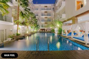库塔 怡舒乐酒店的游泳池的图片