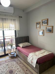 斯库台Panoramic apartment的一间卧室配有一张床、一张桌子和一个窗户。
