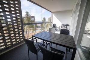 卡拉约基Rantakallan Jäkälähovi的配有大窗户的客房内的桌椅
