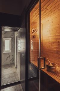 那不勒斯La bella vita luxury apartament and travel solution的浴室配有木墙和浴缸