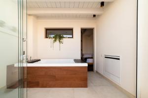 孔韦尔萨诺Arringo - Stay comfy的带浴缸和盥洗盆的浴室
