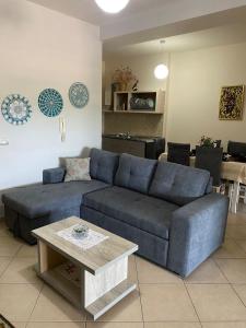 斯库台Panoramic apartment的客厅配有蓝色的沙发和桌子