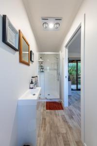 PatauaCountry Nirvana的浴室配有白色水槽和淋浴。