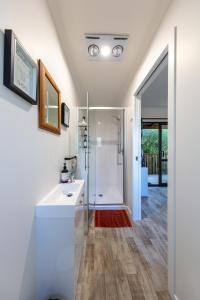 PatauaCountry Nirvana的带淋浴和白色盥洗盆的浴室