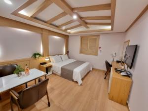 首尔LEX旅游酒店 的酒店客房带一张床、一张桌子和椅子