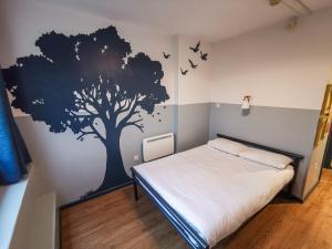 伦敦Kabannas London St Pancras的卧室墙上挂着树壁画