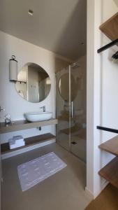 布雷佐内加尔达VIEW Garda Lake的一间带水槽和镜子的浴室