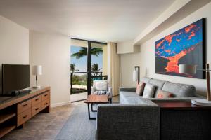 瓦克拉瓦克拉海洋俱乐部万豪酒店&度假村的带沙发和电视的客厅