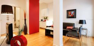 马德里Precioso apartamento en Calle Iriarte的两间带红色墙壁的客厅
