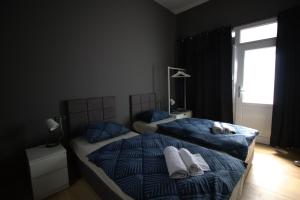 Velika MlakaRooms Matić的一间卧室设有两张床和窗户。