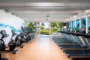 瓦克拉瓦克拉海洋俱乐部万豪酒店&度假村的一间健身房,配有一排跑步机