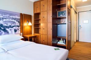 慕尼黑奥林匹亚公园安娜艺术酒店的配有一张床和一台平面电视的酒店客房
