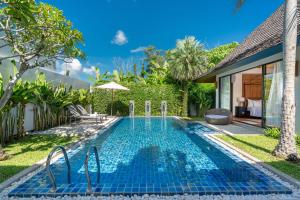 Ban Phru ChampaEscape Villas - Luxury Pool Villa at Anchan Villas的别墅后院的游泳池