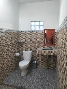 新加拉惹苏吉格德民宿的一间带卫生间和水槽的浴室