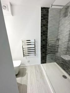 浦耳Anchorage的带淋浴、卫生间和盥洗盆的浴室