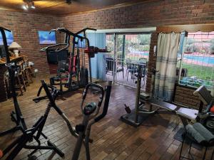 莫科帕内Emani Guest House的健身房设有跑步机和椭圆机