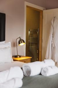 Raasay拉赛岛酿酒厂酒店的一间卧室配有两张床、一盏灯和一个衣柜