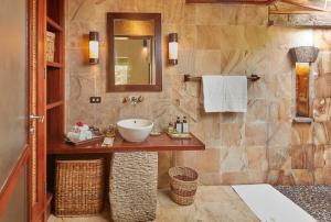 利帕圣贝尼托农场酒店的一间带水槽和镜子的浴室