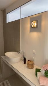 帕科坦Lukenda Rooms - Apartment的一间带水槽和大镜子的浴室