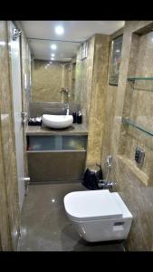 孟买Bandra’s Prime luxurious 2 BHK的浴室配有白色卫生间和盥洗盆。