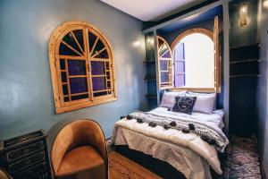 杰迪代A Casa da mare的一间卧室设有一张床和一个窗口